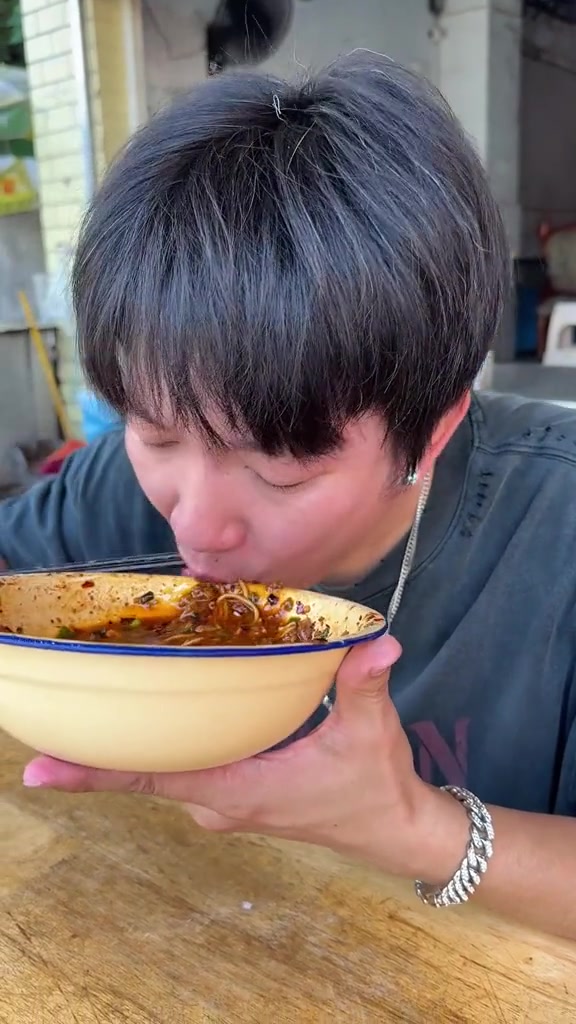 你敢相信重庆主城杂酱面杂酱可无限续，裹溏心蛋超爽