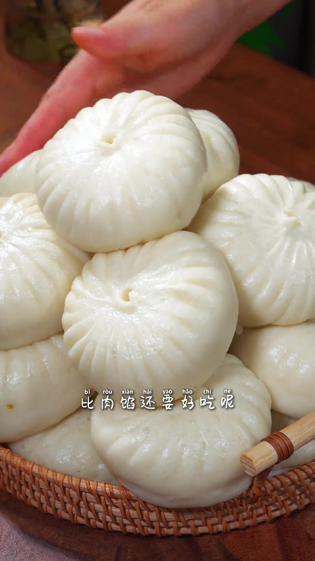 香菇青菜包香菇青菜馅到底要怎么做,青菜翠绿不变色,不发黄,不发蔫,今天我就把酒店大厨的做法