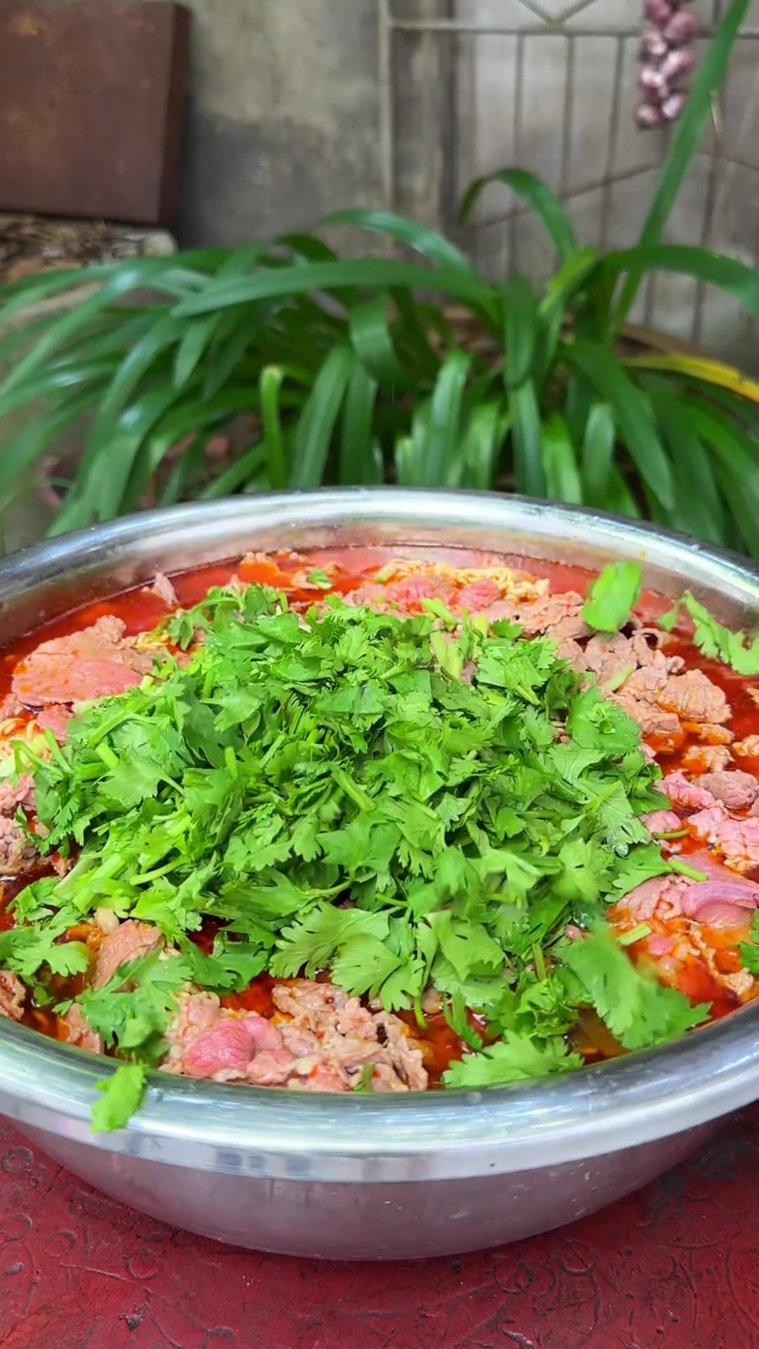 雪花牛肉泡面打个底味再铺上用大骨高汤给它淋个7分熟嫩啊