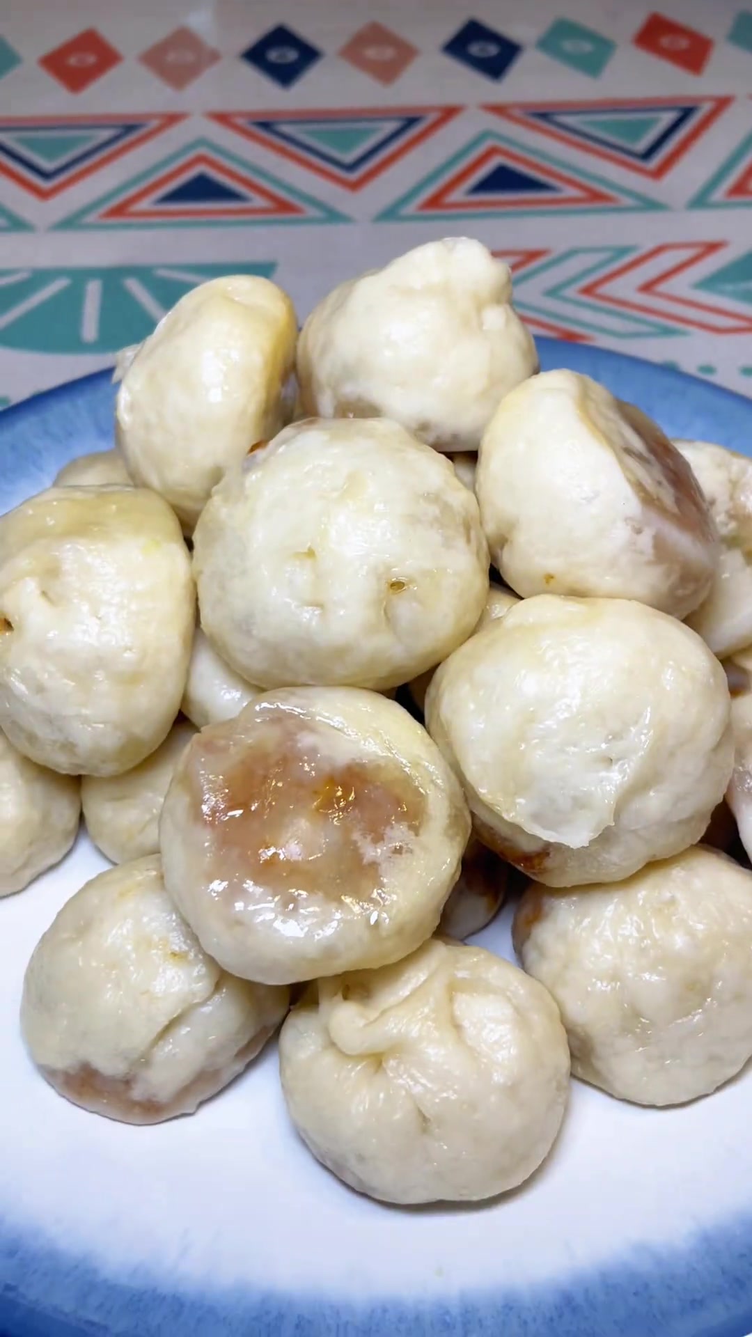 没想到熟肉和生肉这样拌的馅子这么好吃，我最喜欢吃这种透油包子了～