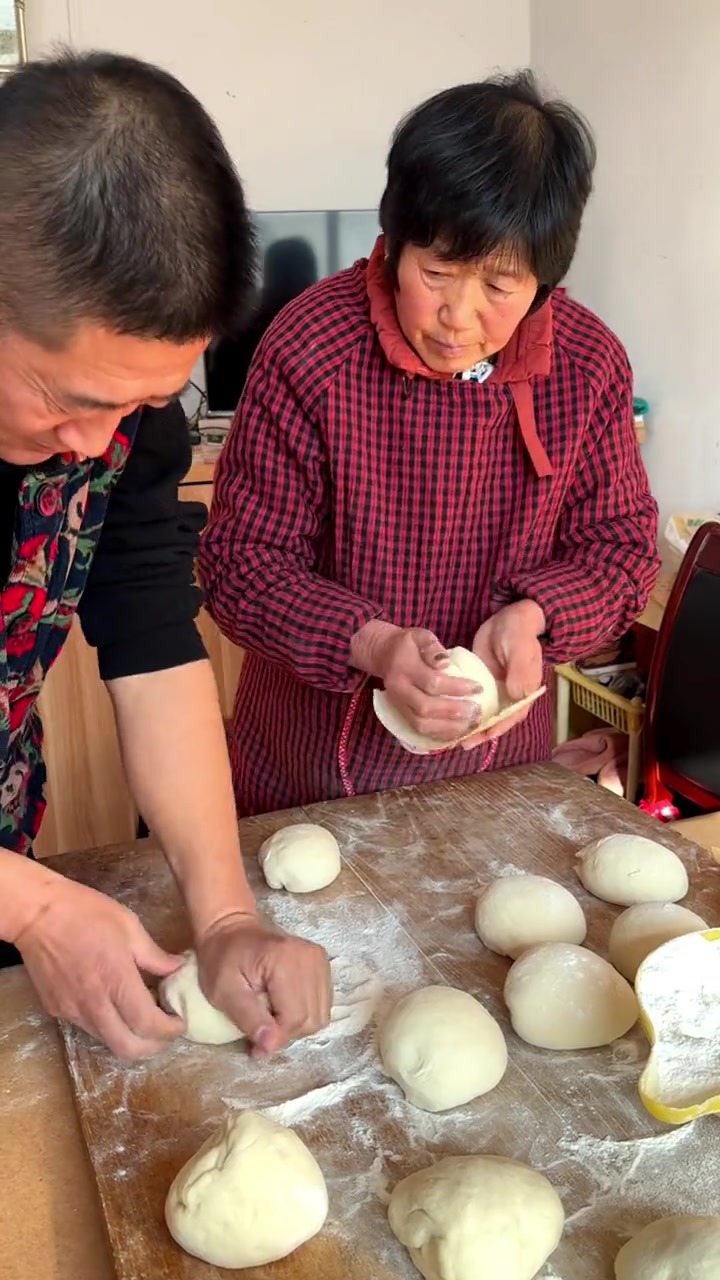 今天回老妈家和老妈一起蒸大馒头,现蒸的大馒头透宣透宣的,在蒸上两盘老爹晒的小鱼干,地道胶东