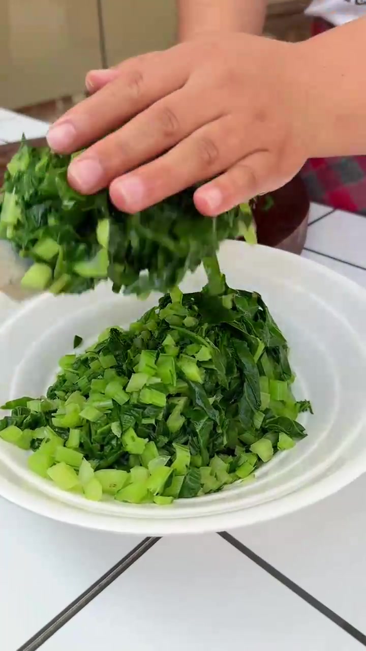 鲜嫩根达菜搭配劲道面条!