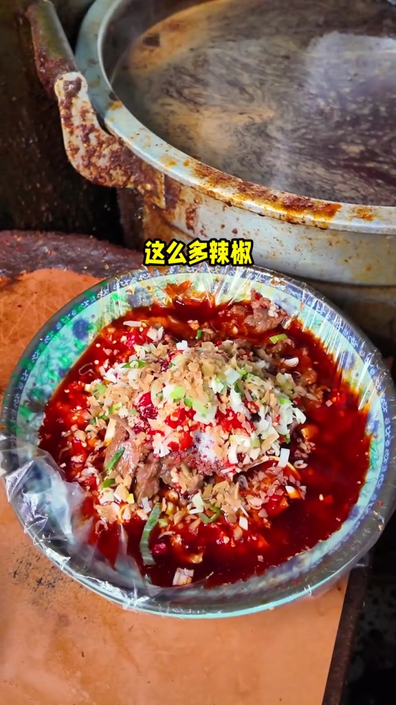 藏在小巷子里的老式冒菜,牛筋肥肠搭配泡饭快乐加倍!
