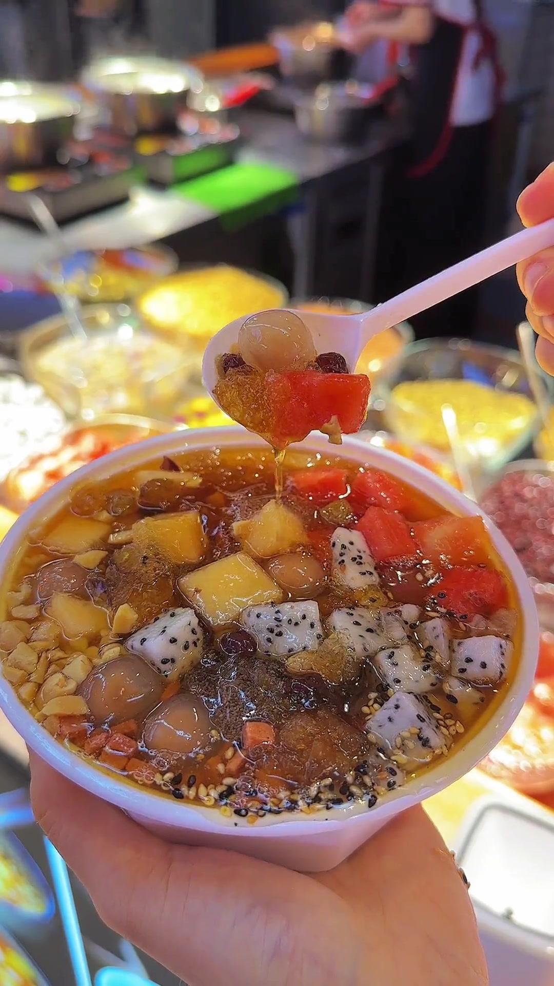 武汉路边摊偶遇冰粉汤圆这碗加了13种小料的玫瑰冰粉汤圆你心动了吗