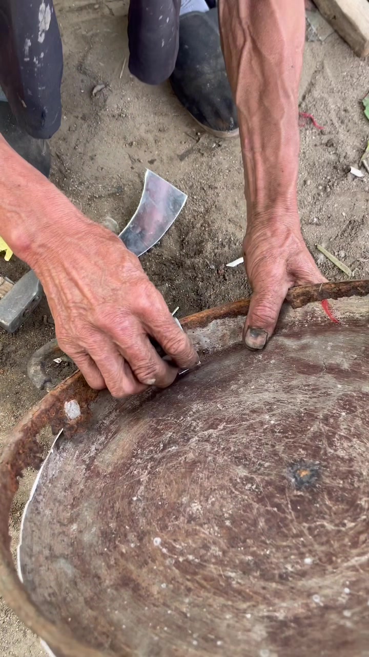 农村万能修手艺大爷,修理30年古董炒菜锅