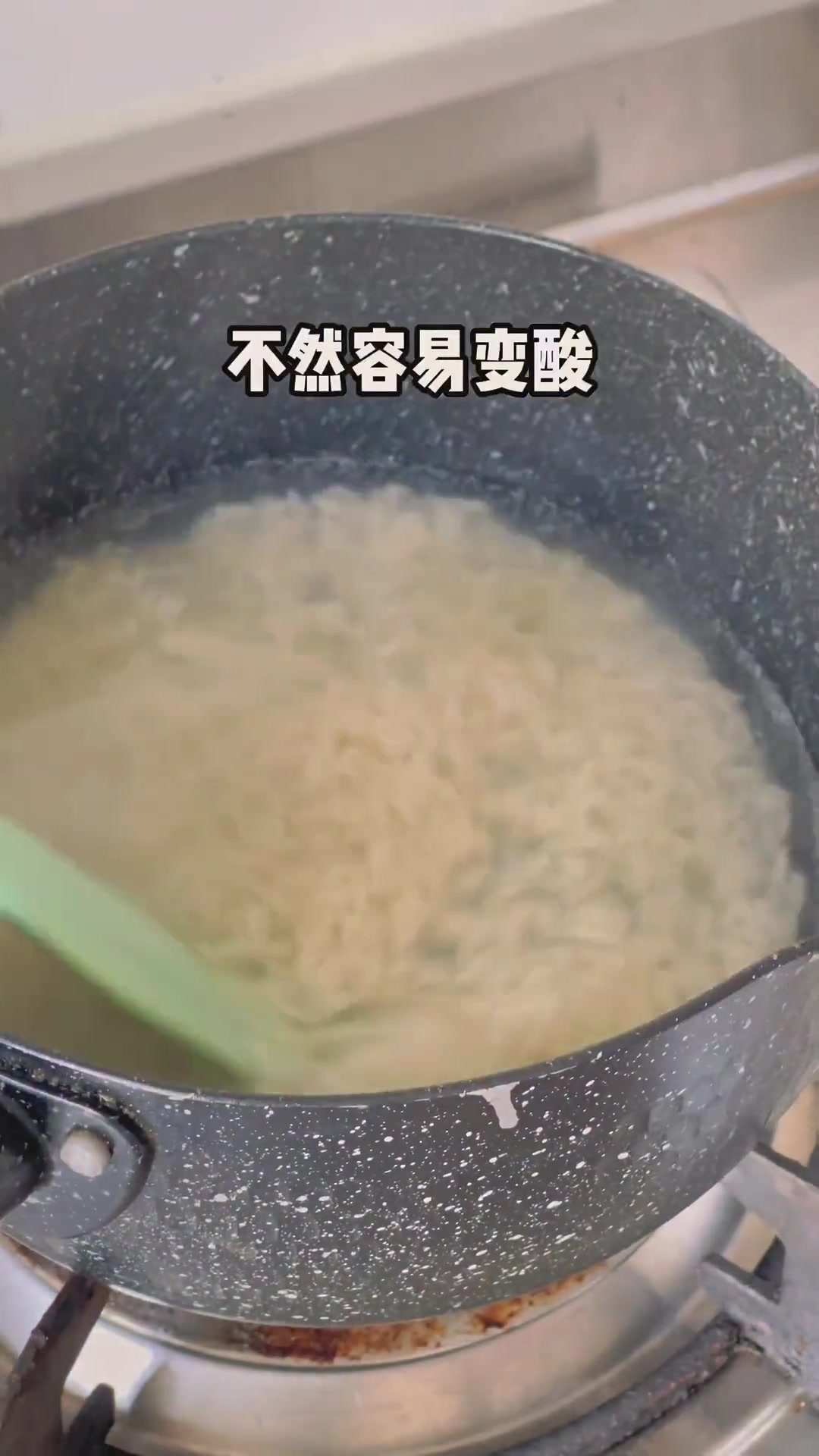 真的好吃到无语！秋天当然要吃桂花酒酿啦，糯叽叽的汤圆，配上酒酿冰粉，到底有没有人懂啊！