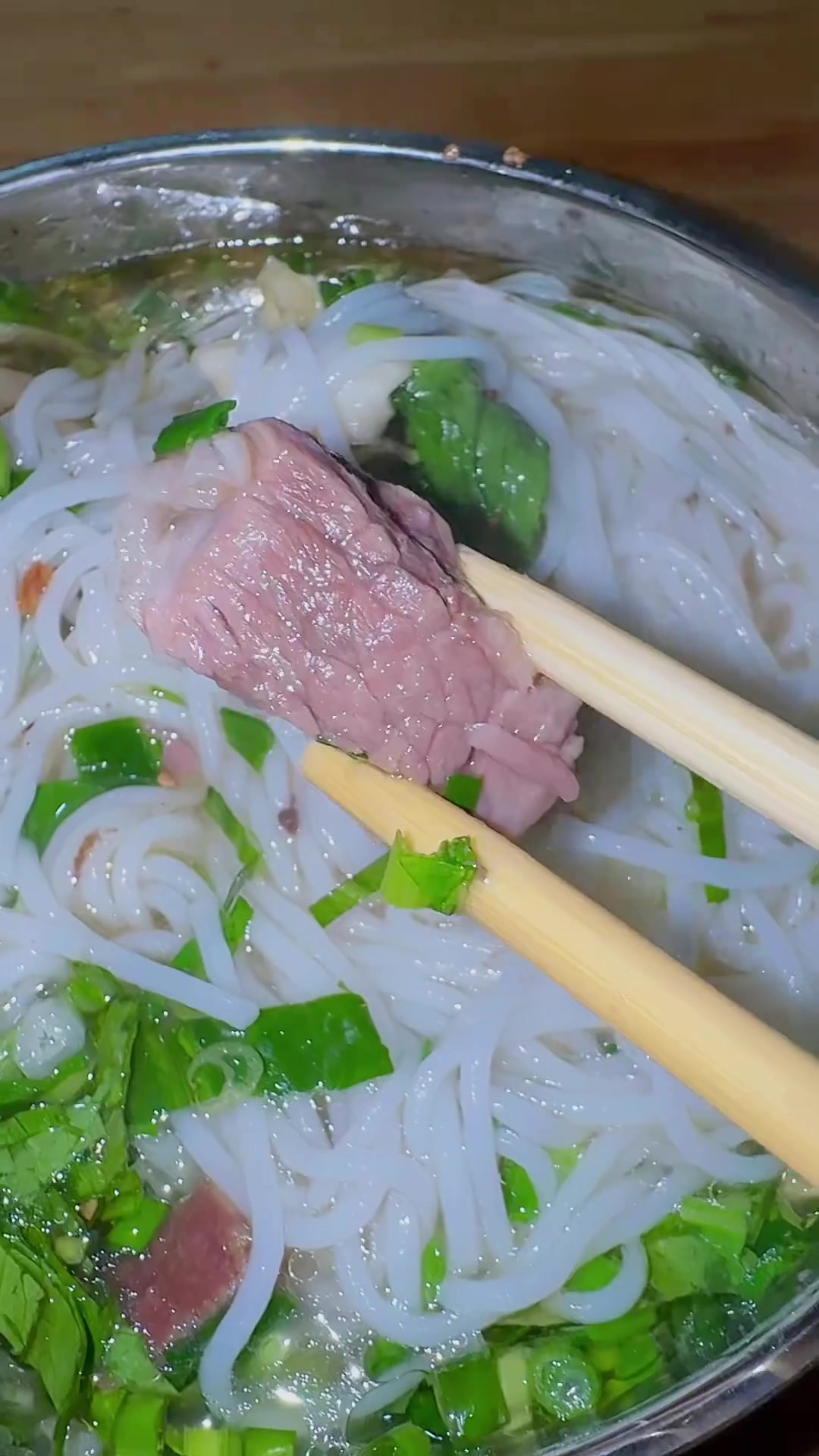 芒市烂路早点的清汤牛肉米线饵丝都可以尝试一下