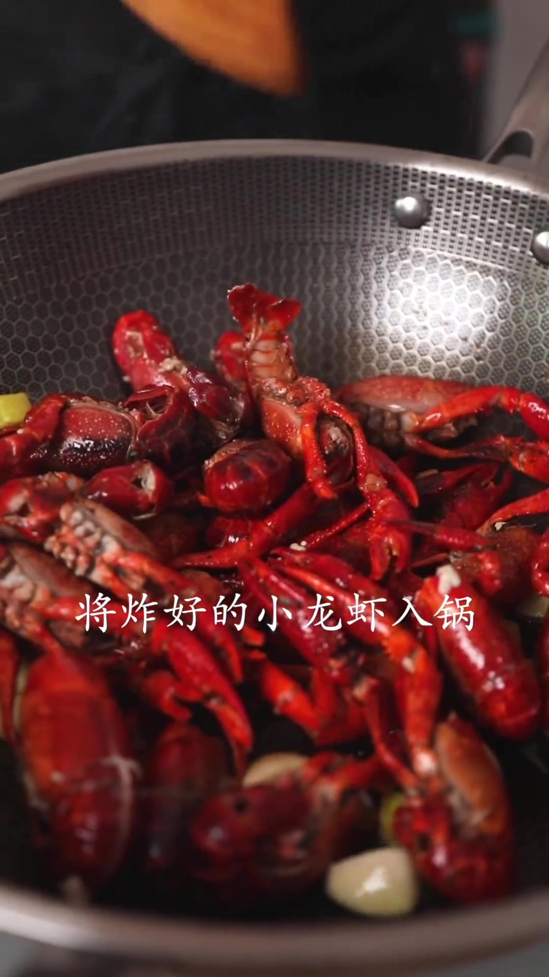 香辣小龙虾制作你还不会吗，那这个视频你就别错过了！