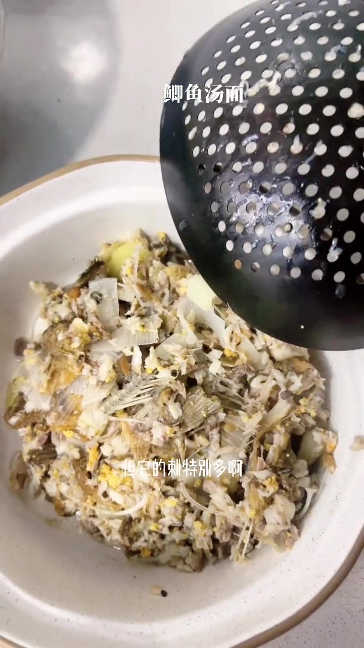 我的家乡乌苏里江畔，这里特产丰富，有很多种鲜美的江鱼，坐月子鲫鱼汤是很不错的，今天教大家做