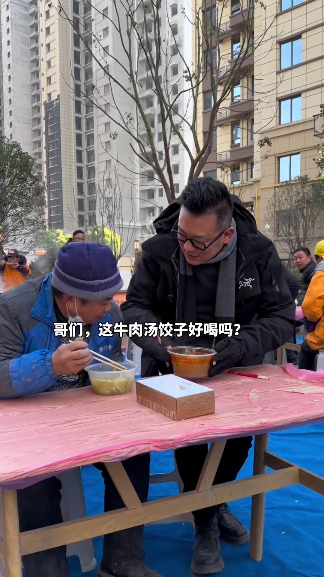今天是冬至，恒达滨河府为工人们准备了热气腾腾的牛肉汤饺子