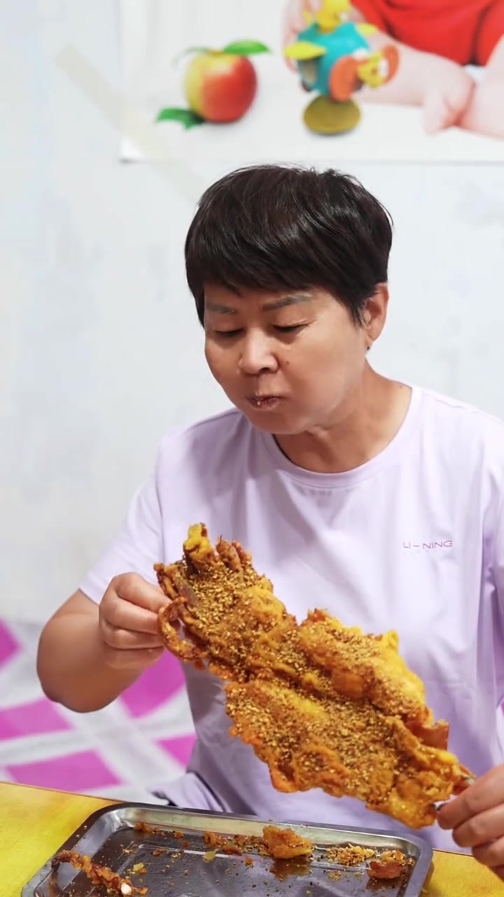 绝对不允许我老丈人有啥舍不得吃的,“轰炸大鱿鱼”咱就在家炸,农村大锅卡卡咱就轰炸呗,轰的外
