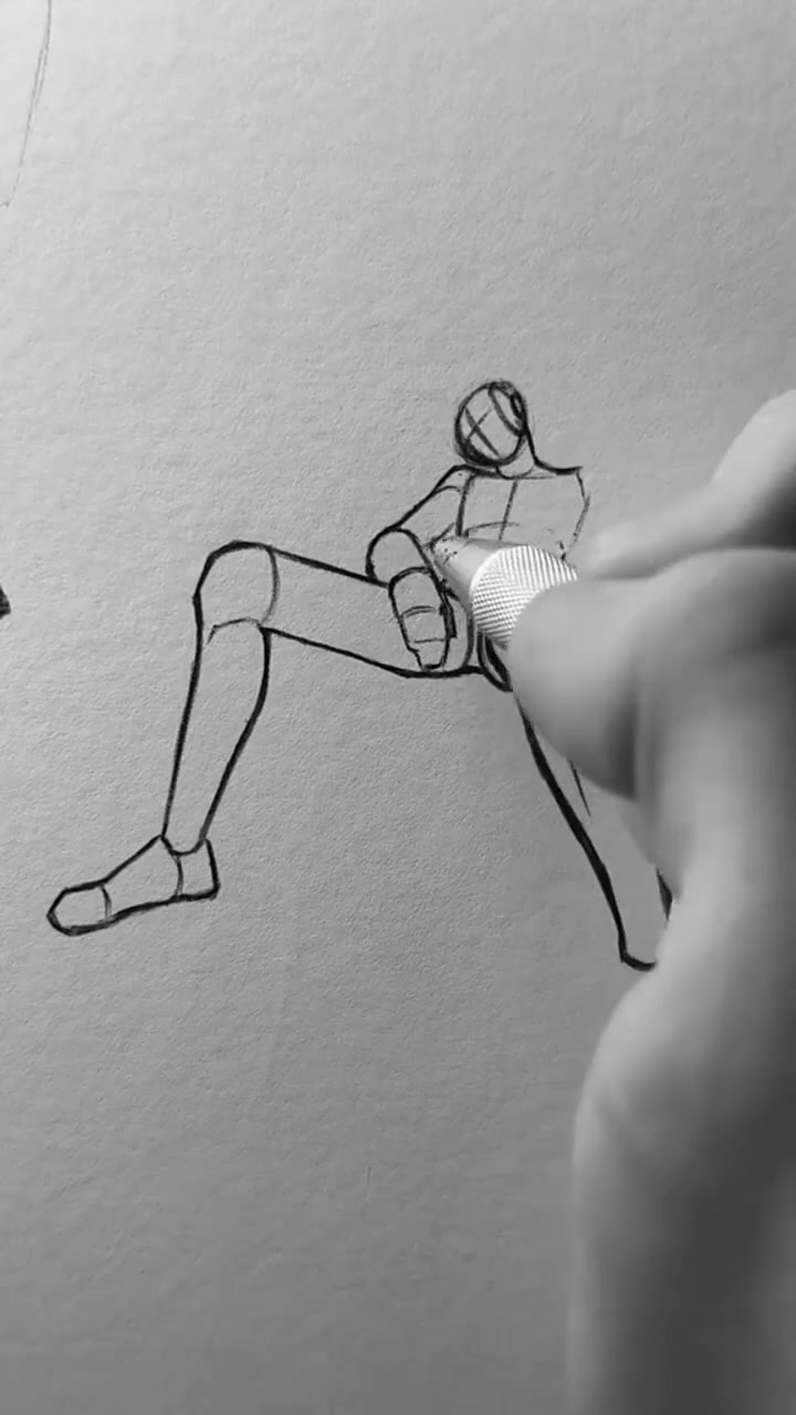 如何从轻微仰视视角画人体?(低角度透视)