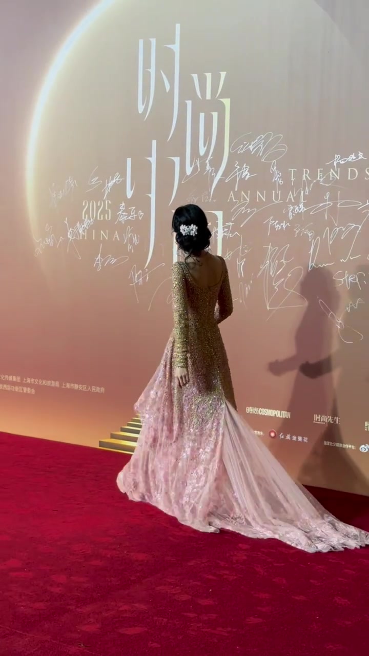 刘诗诗终于放弃了天鹅颈