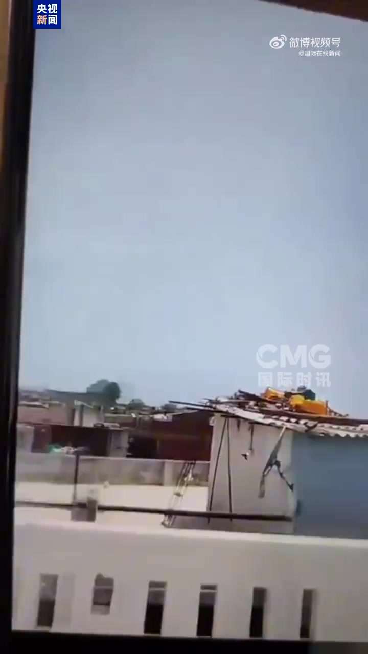 「印度空难唯一幸存者:座位紧邻舱门 坠机后立刻拨通父亲电话」当地时间12日,印度航空一架载