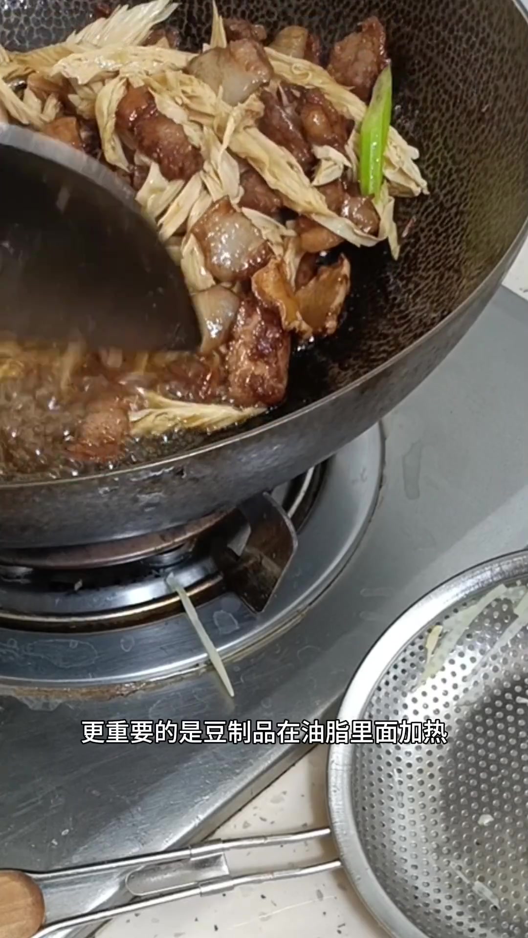 夏季出汗多,胃口不好,需要大量的营养补充,一道腐竹芹菜炒肉,太好了!