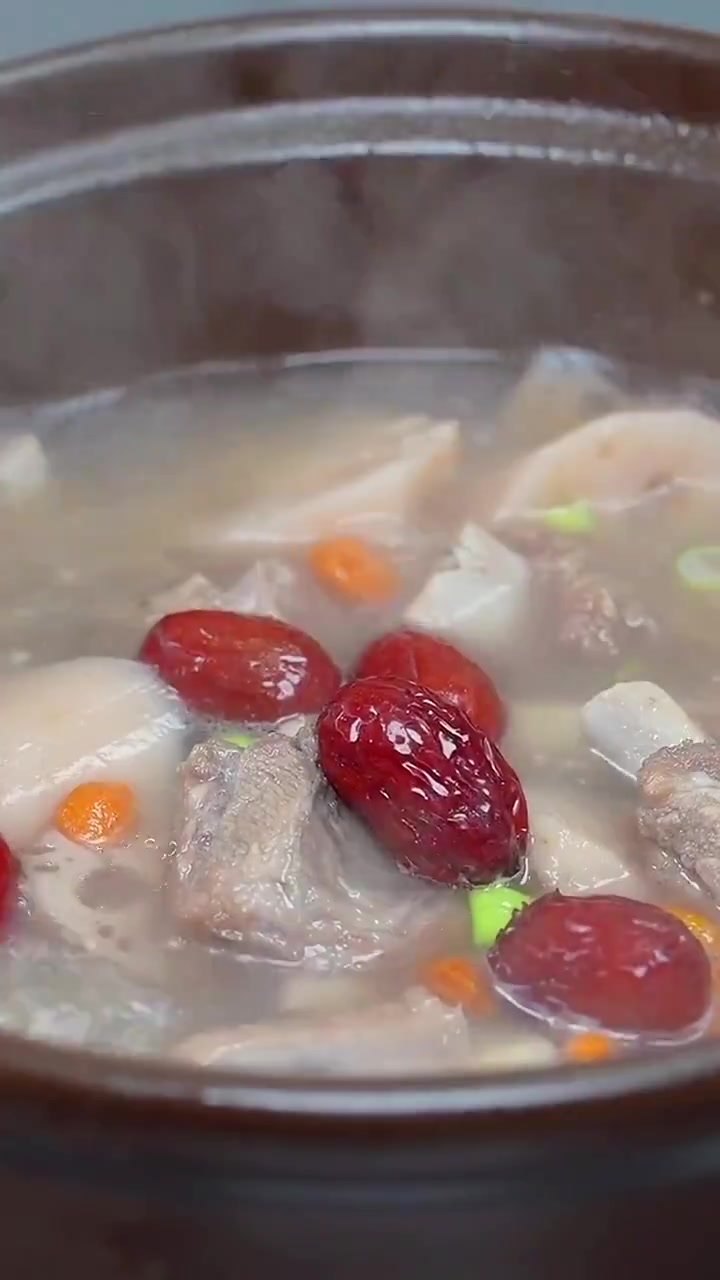 秋冬季节多喝这道非常好喝的莲藕排骨汤，鲜甜美味，暖心又暖胃