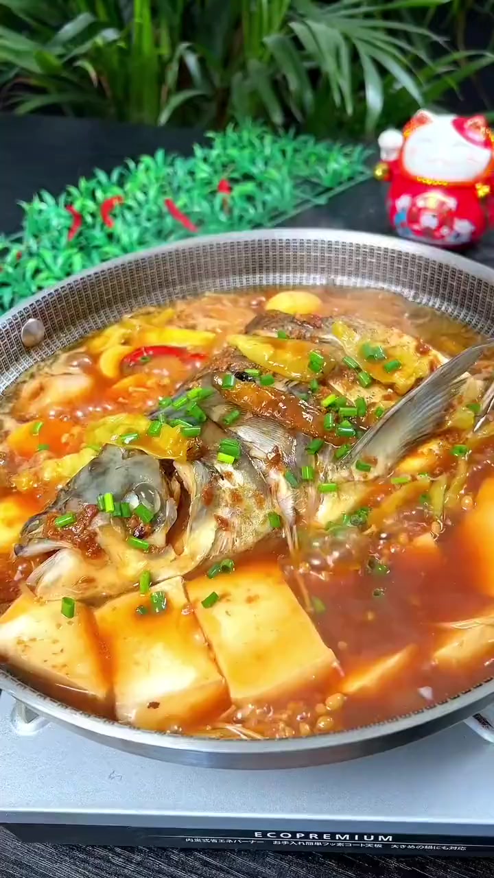 这样烧的胖鱼头,鱼肉滑嫩,酱香浓郁,别忘了汤汁还可以拌饭哦