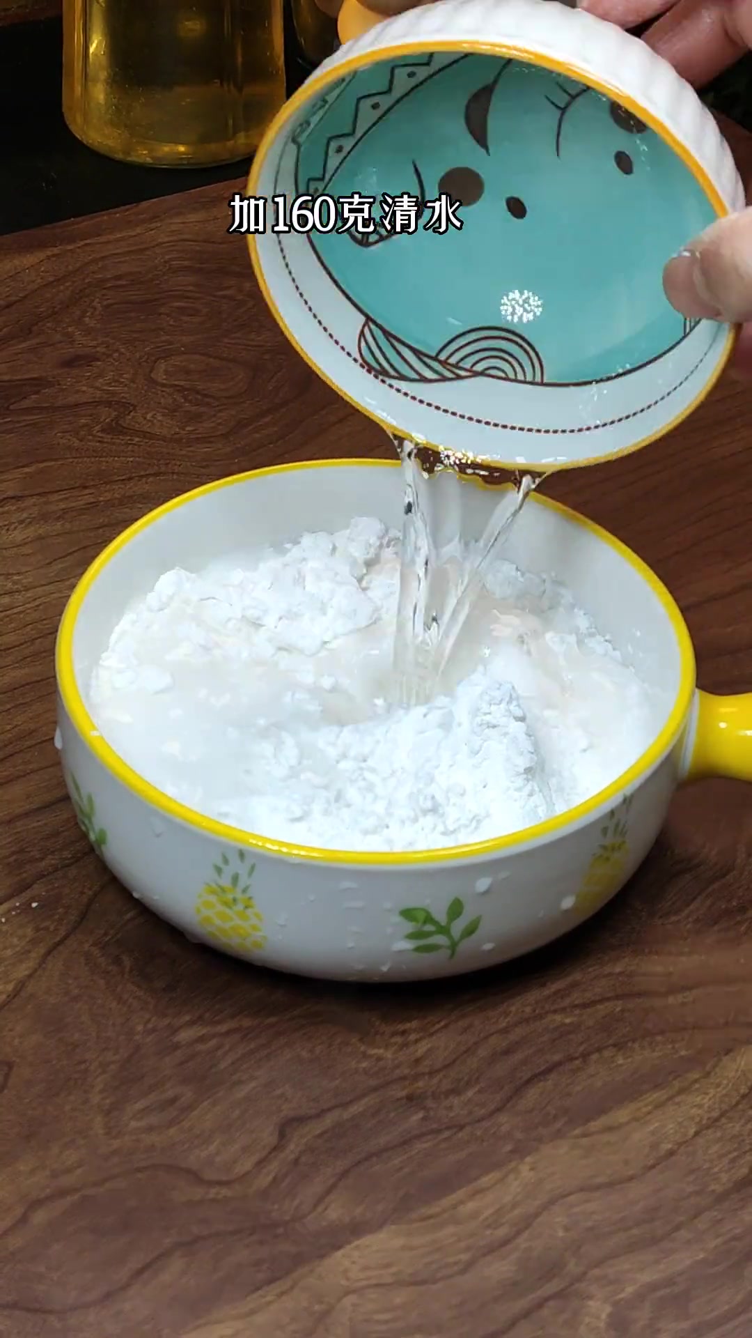 现在正是吃菠萝的季节，来做个菠萝口味的钵仔糕，Q弹有嚼劲，孩子特别爱吃