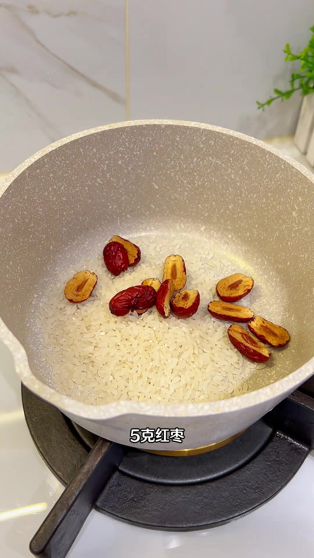 天冷了，不愿意出门去奶茶店，来一杯热乎乎的自制红豆奶茶，暖暖的很好喝