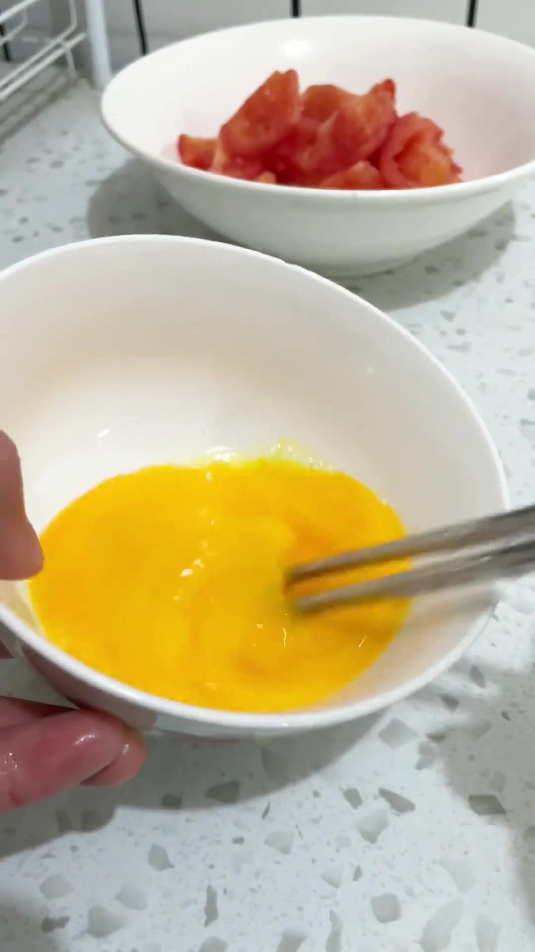 《攒钱买房一顿饭不超5元》今日伙食：西红柿鸡蛋牛肉面，一碗花费约4.5元