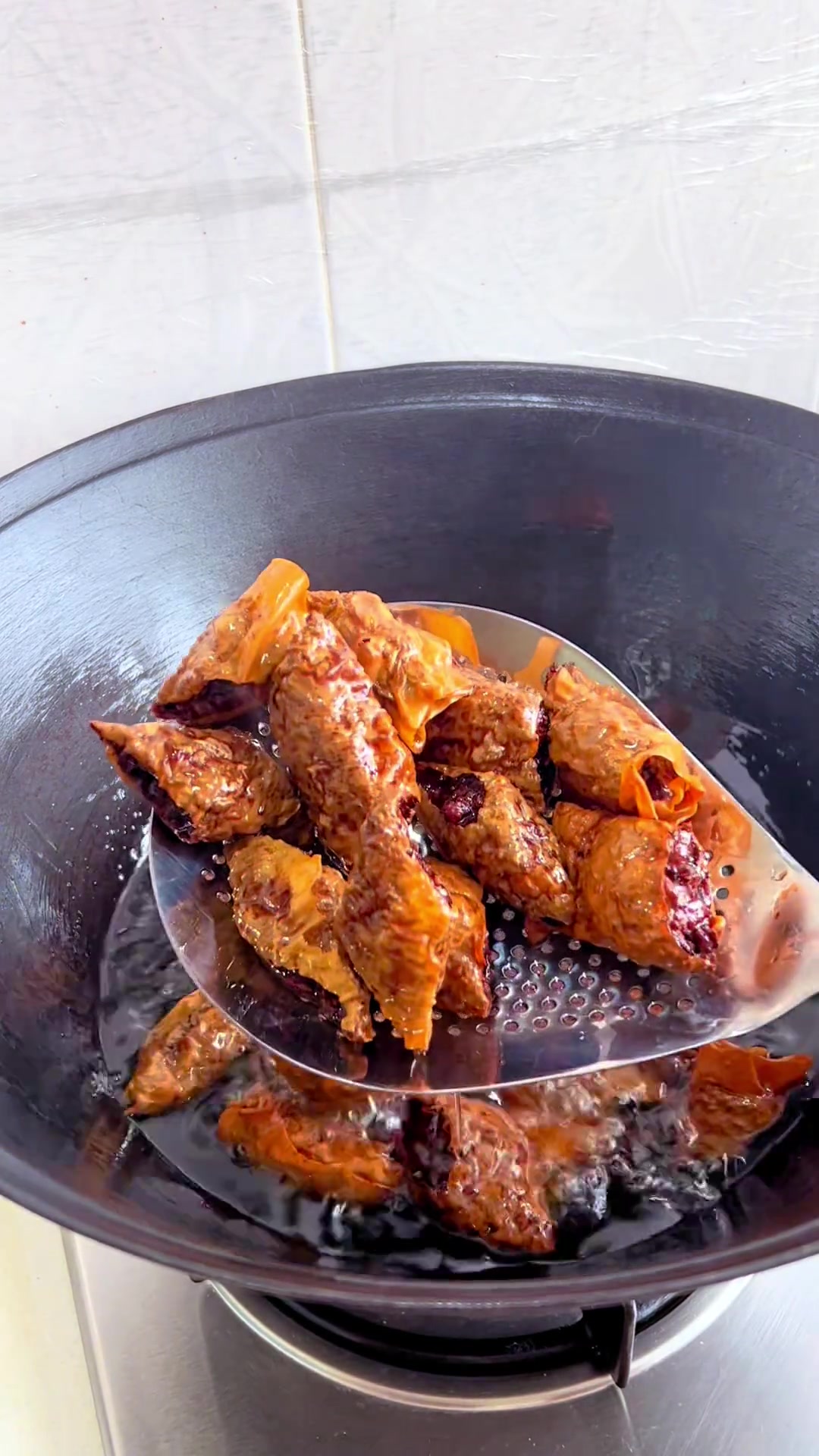 大雪天儿子等吃炸鹅脖,忆起儿时与父母相处情景