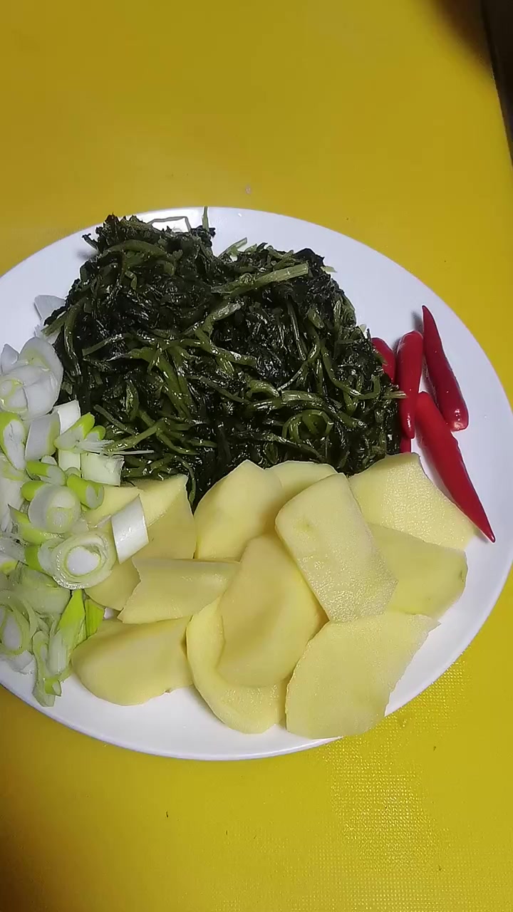 家人们早上好!今天早上咸菜英土豆炖豆腐,凉拌牛蹄筋,素炒角瓜条,肘子肉,感谢家人们一路支持