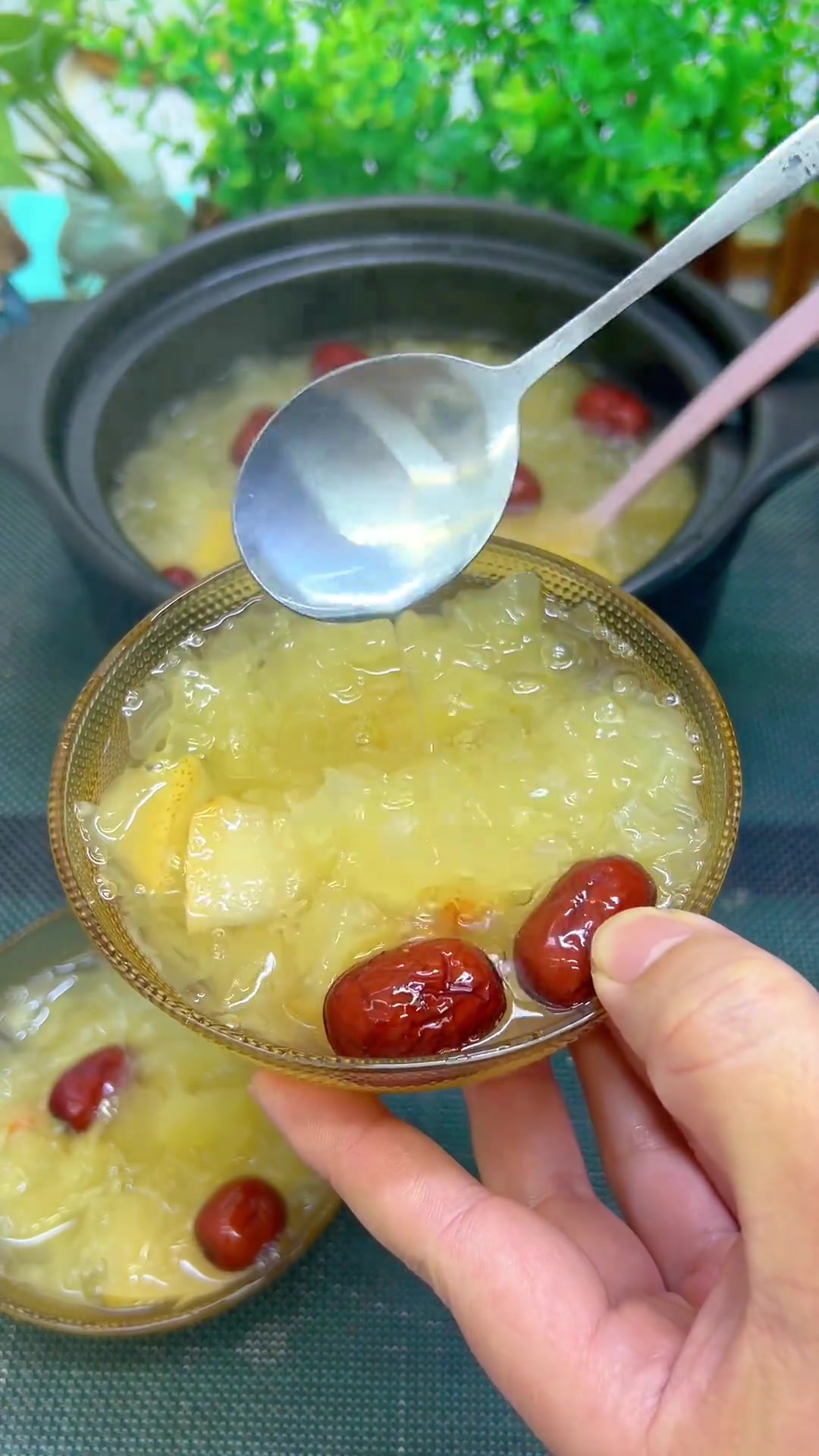 这个季节超适合给孩子做冰糖银耳炖雪梨，快学！