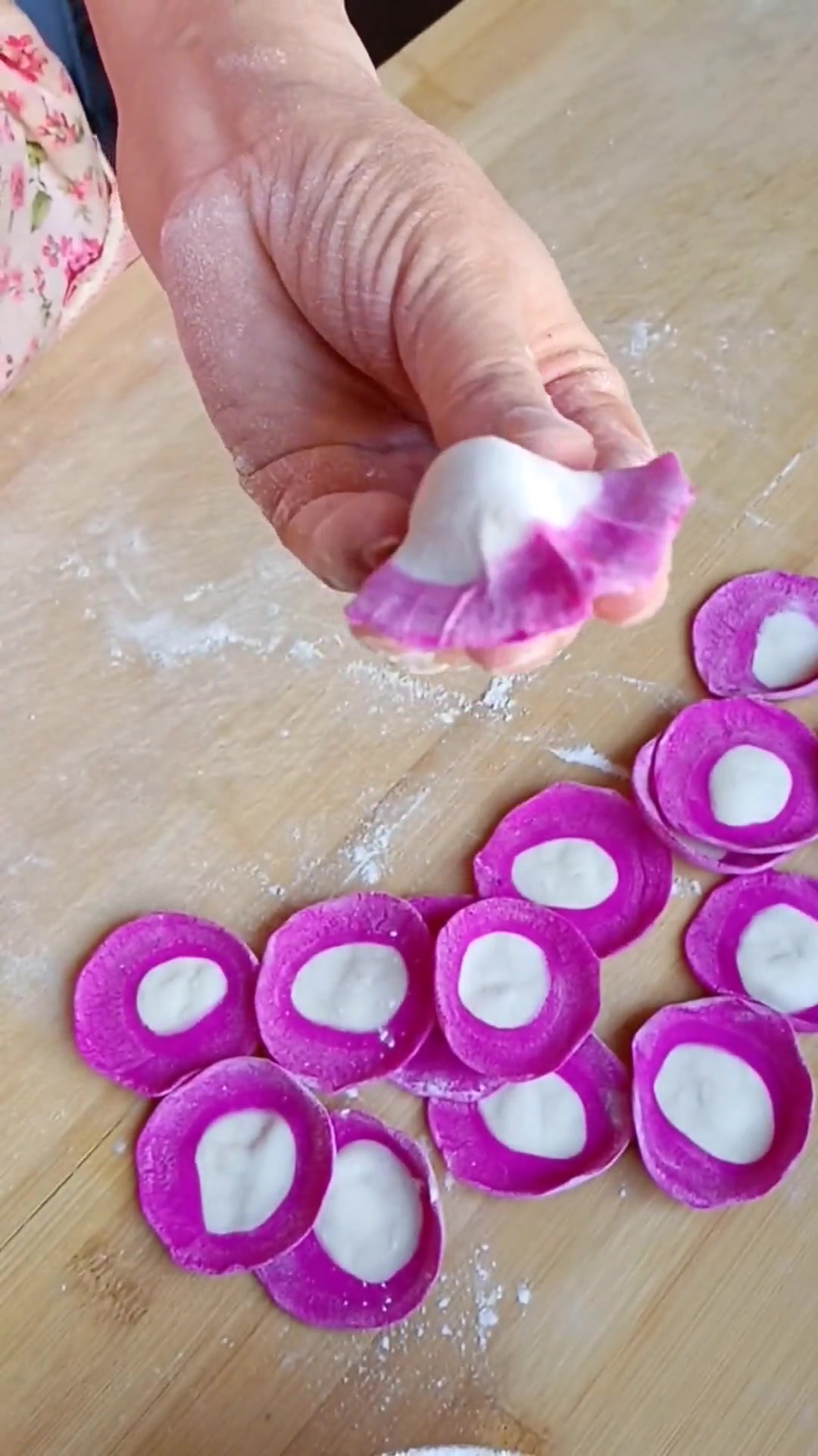 彩虹饺子，寓意一年红红火火，财源滚滚