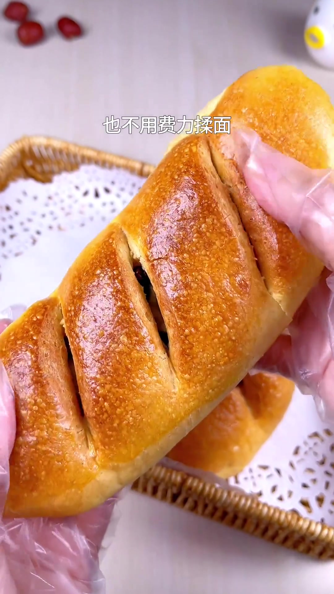 不用烤箱也不用费力揉面就能做出蓬松柔软的红豆全麦面包,麦香味十足,特别好吃
