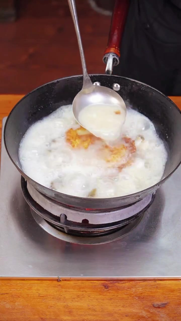 奶白浓郁、汤鲜味美、不腥气的鲫鱼萝卜丝汤如何制作?关键几个步骤您看好了!