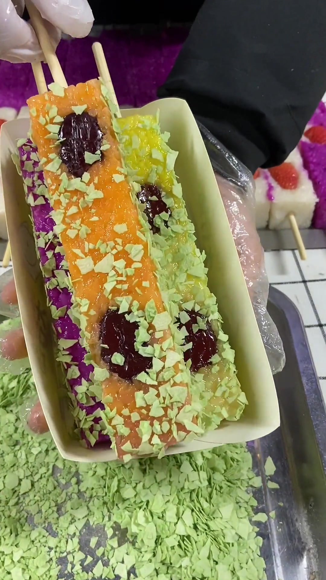 一个人摆摊卖彩虹糯米糕,真材实料超受欢迎!