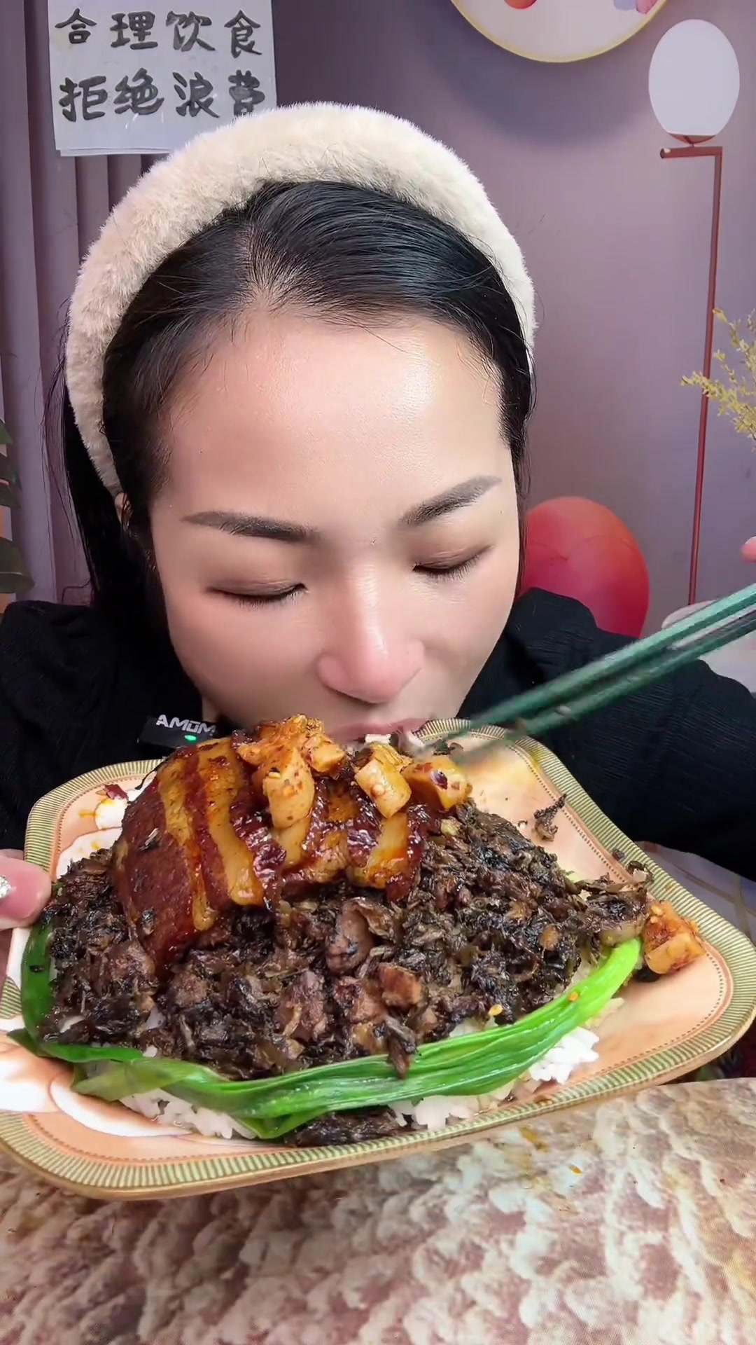 节目有梅菜扣肉盖饭,梅香菜拌饭还有肉丁!