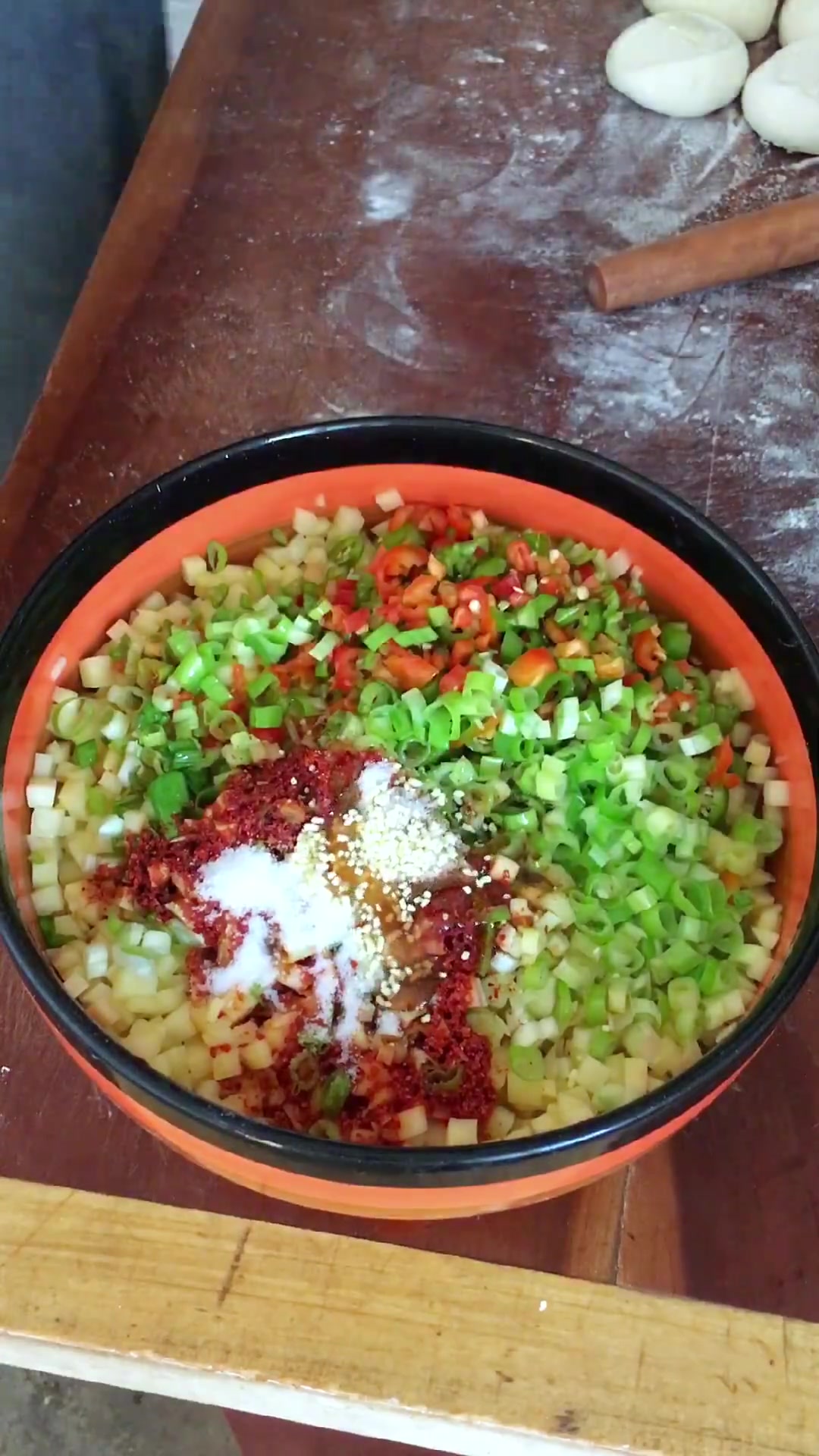 洋芋馅包子你吃过吗?灌上蒜水简直太香了!