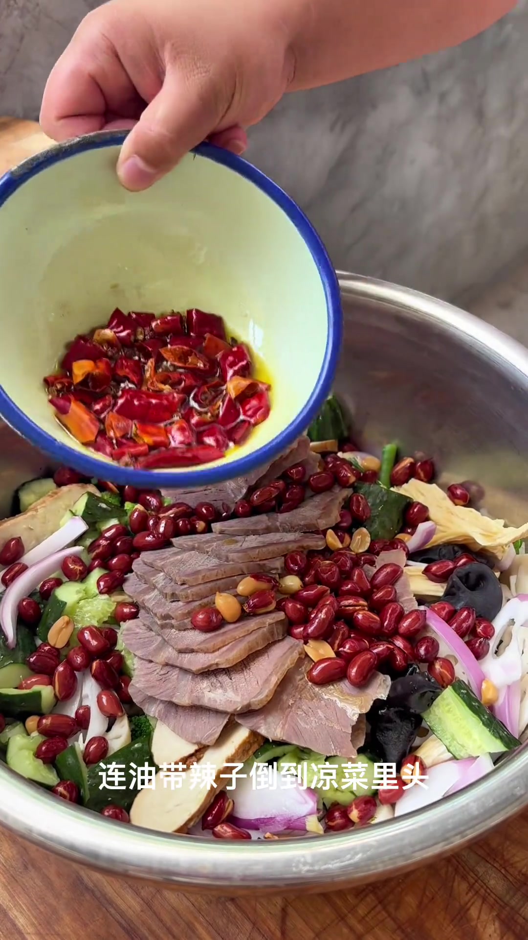 凉菜拼盘在这个炎热的夏天里,今天做了凉菜拼盘好吃又爽口做法也非常简单,大家有时间了可以在家