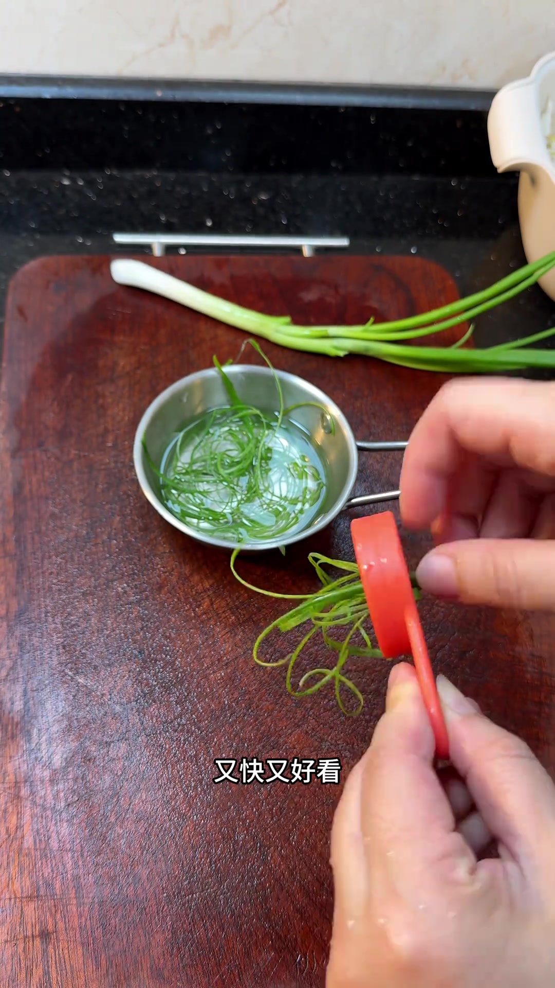 吃饭啦！一家四口的生日晚餐～女儿生日，在家做了一桌她喜欢的家常菜，简简单单，平安喜乐