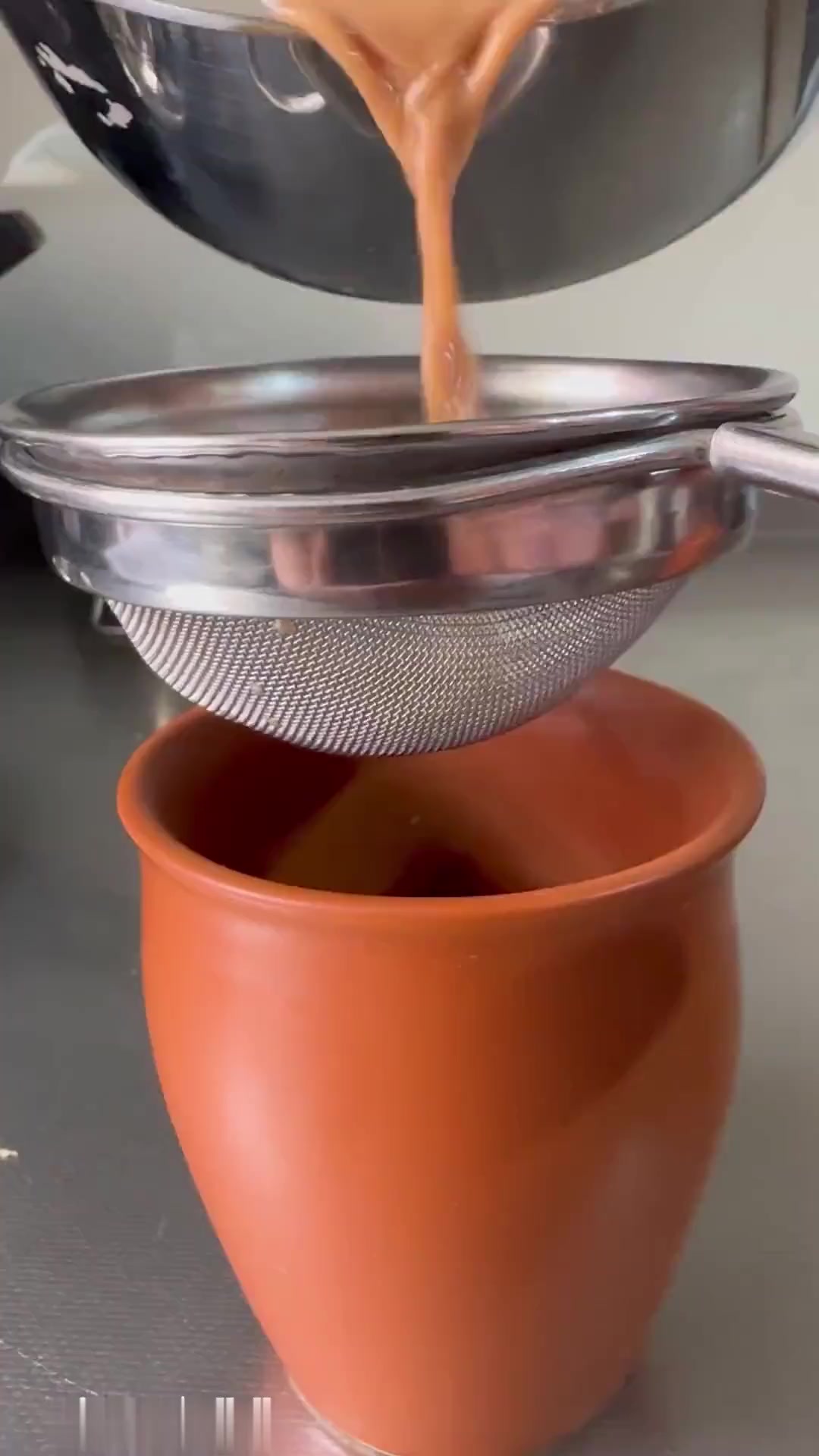 每个家庭用不一样的Masala Chai食谱。而且你也可以买Chai Masala,可是新