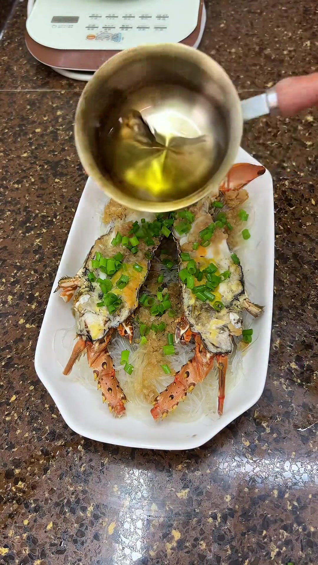 粉丝妹妹送小青龙和小龙虾,做饭过程惊险还打包一份