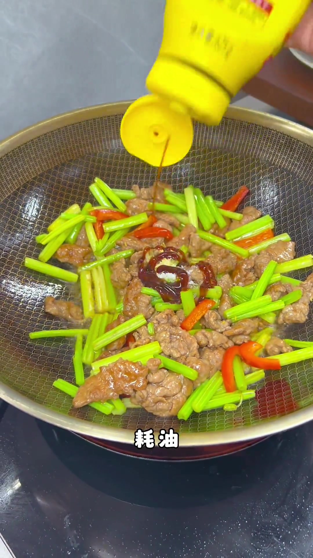 芹菜炒牛肉，牛肉嫩滑配香菜香，炒出能炫3碗米饭