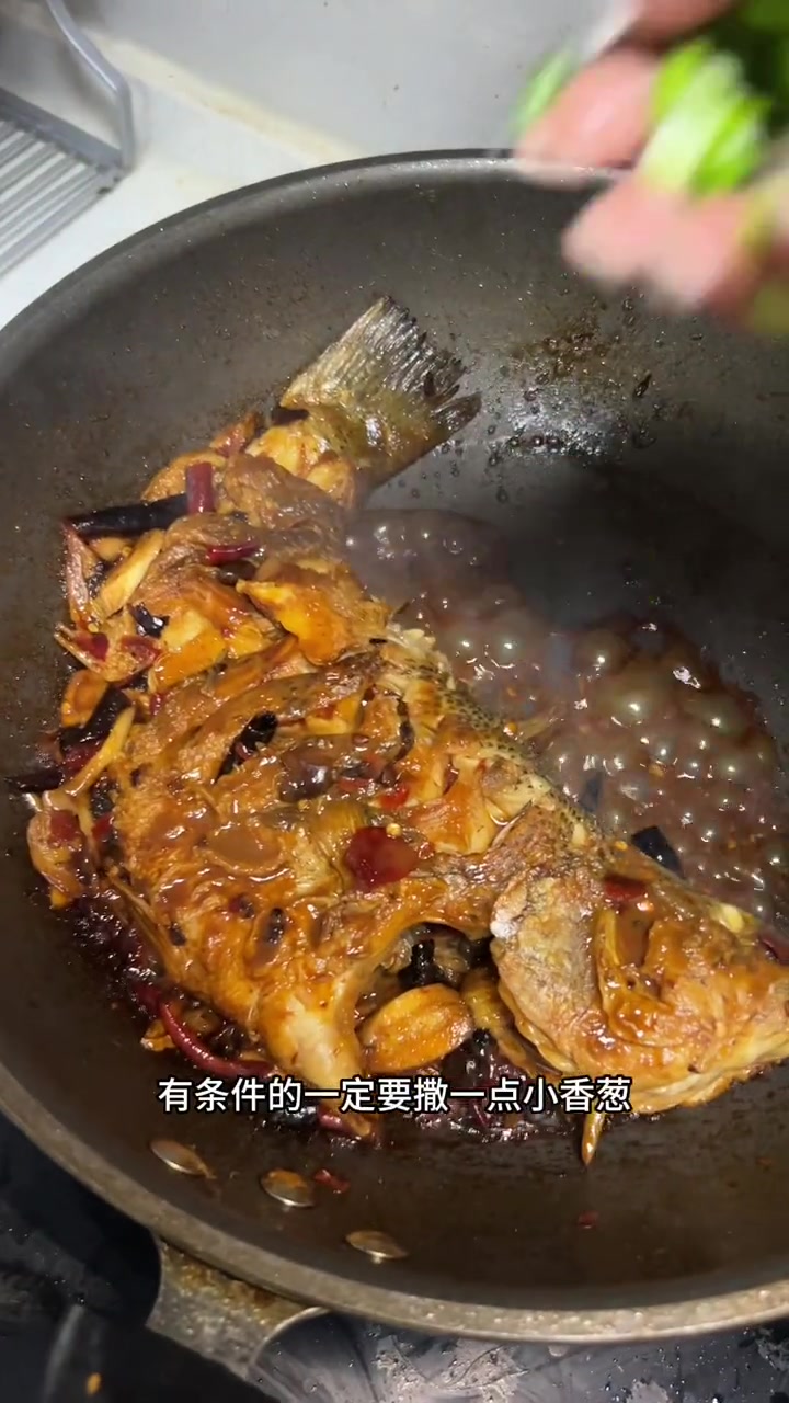 在家闲着没事,学做饭,原来做红烧鱼这么简单啊,真不夸张,虽然咱是第一次做,真的巨好吃