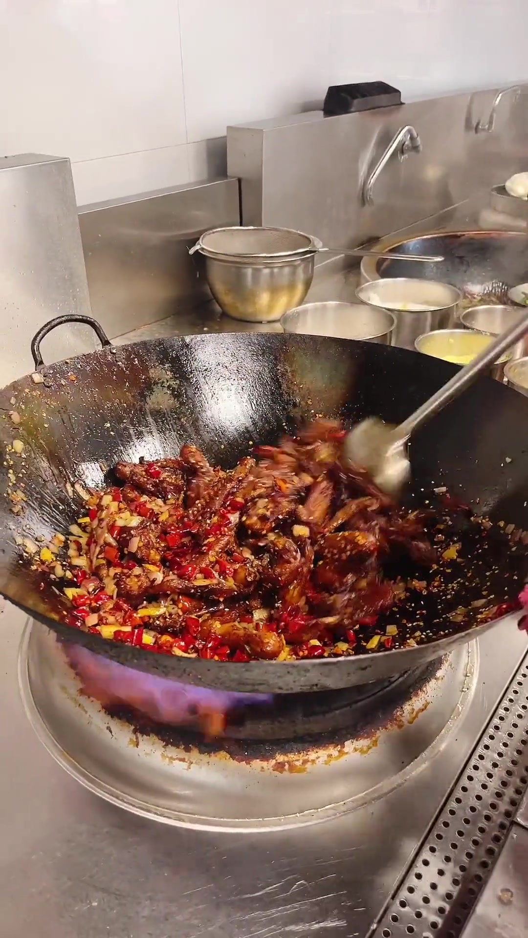 孜然粉是炒菜中最常用的一种调味料,由多种香料一起调配磨制而成,气味芳香而浓烈