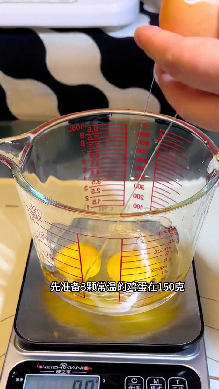 我一直都是用的这个六寸戚风蛋糕配方，快收藏起来吧