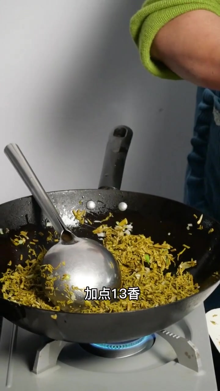 这个菜长得与香椿一摸一样，就是没有香椿的特殊味道，吃起来口感也一样，叫木兰芽，你们那有吗？