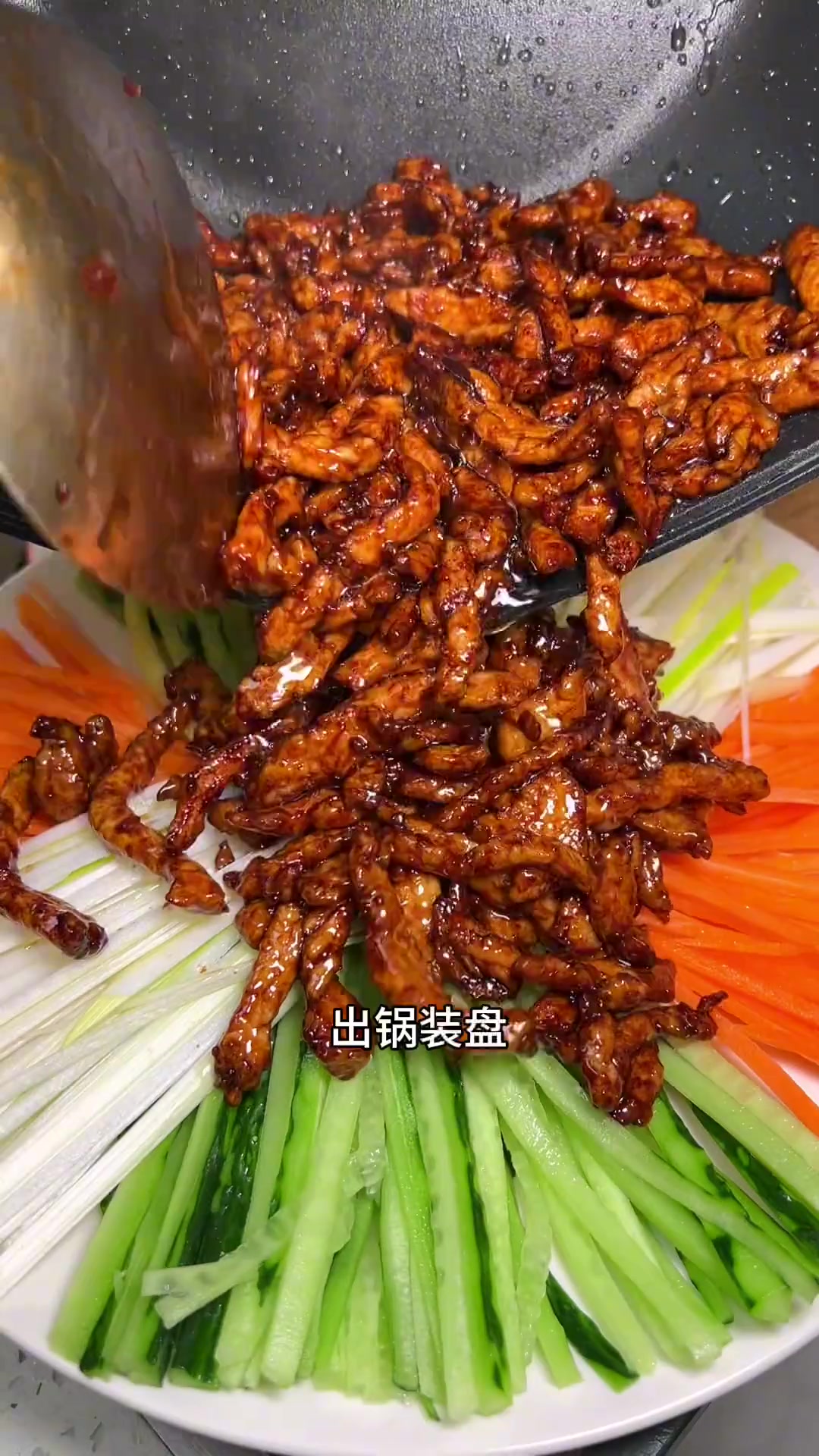 大闺女过15岁生日，邀请同学来家里吃饭，花一个半小时亲手做了一个蛋糕，花费200轻松做了1