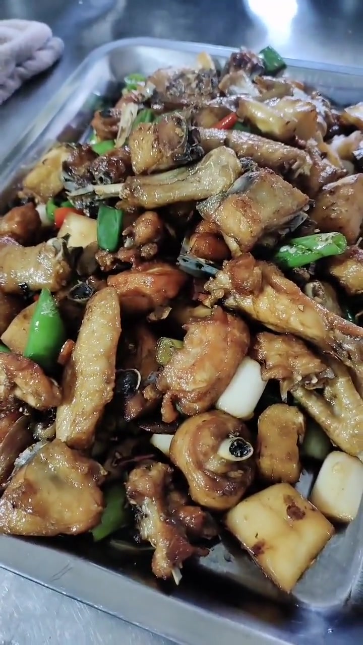每天都是活鸡现杀,整只现炒,麻辣鲜香,色香味全,想吃的提前预定