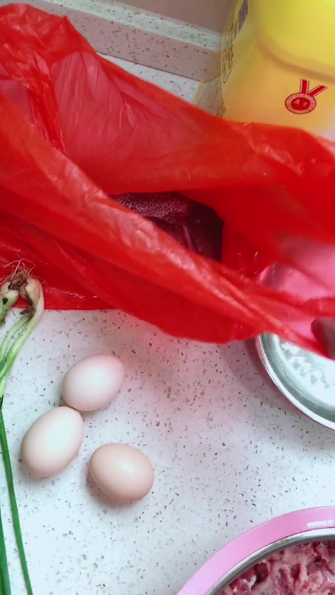 散养黑鸡蛋和我们平时吃的乌鸡蛋不一样。黑鸡蛋蛋黄橙色、无异味、可生吃。水煮味道也很赞！