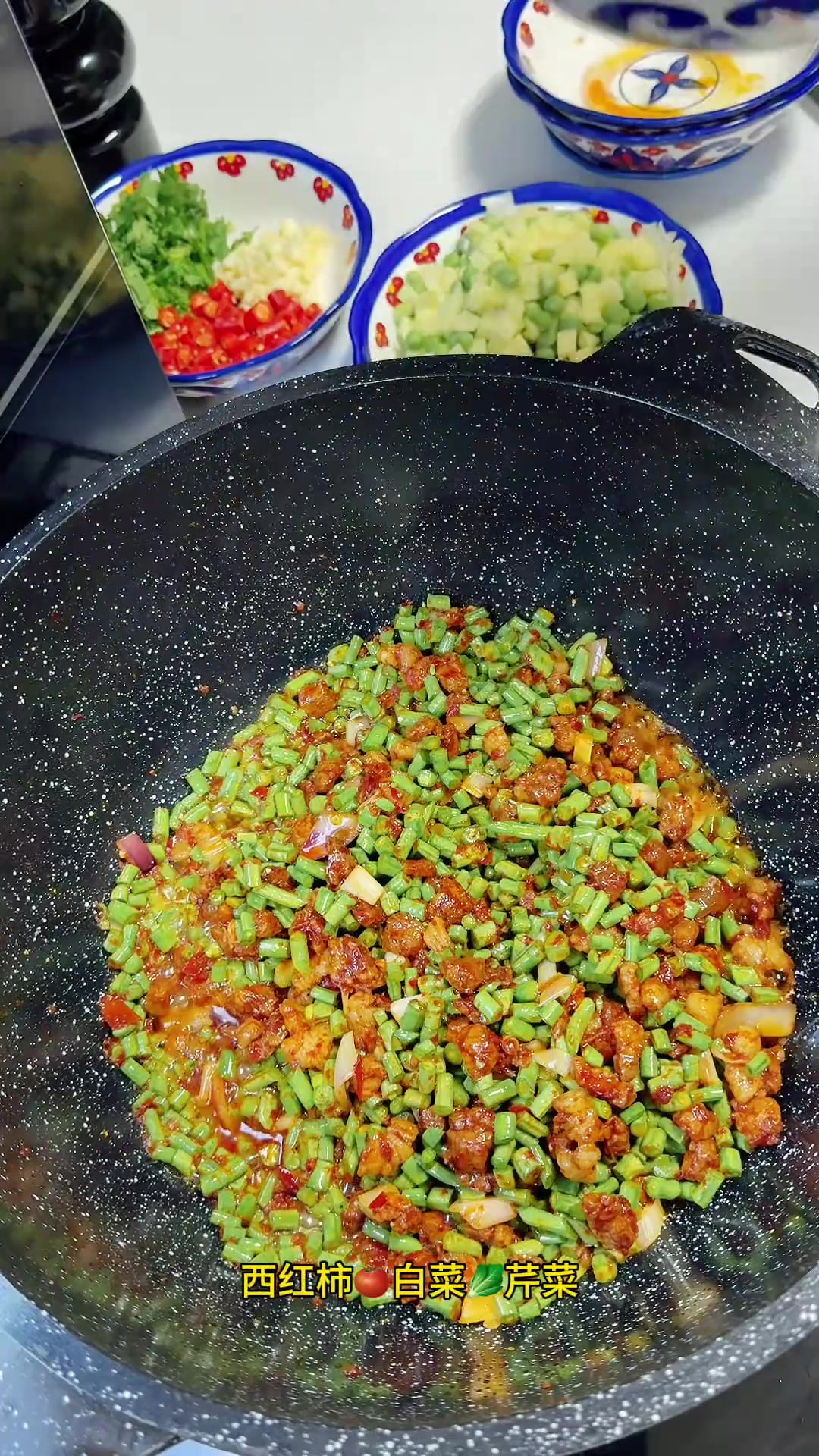 青豆、土豆、西红柿炖汤