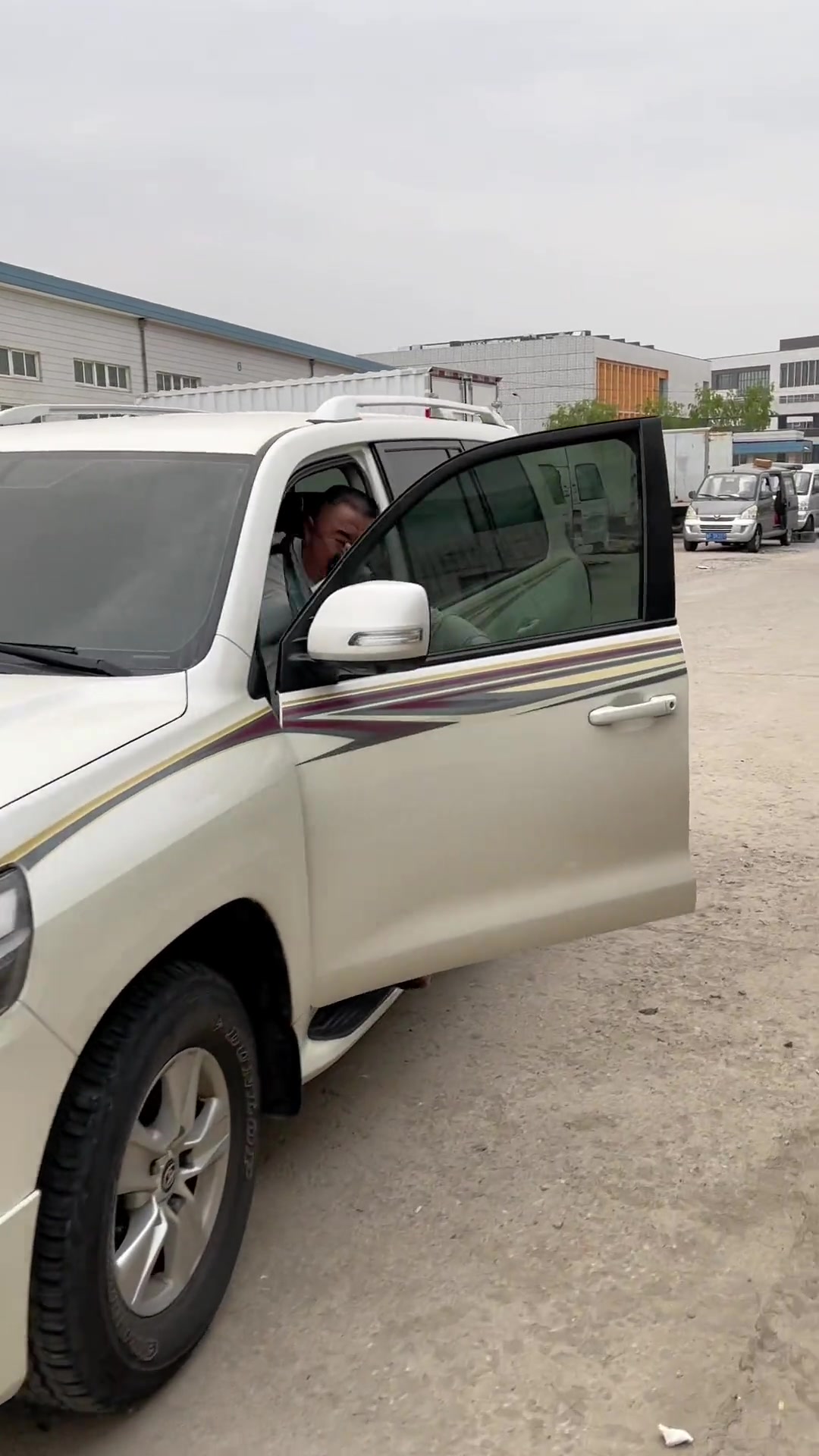 大叔今天给粉丝带来刚下船的大鲅鱼