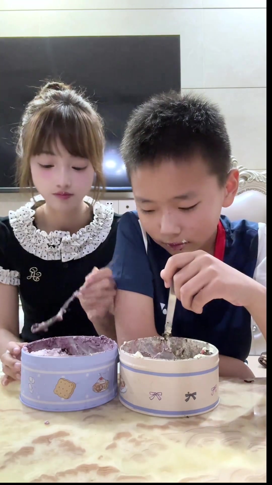 和弟弟沉浸式吃蛋糕!