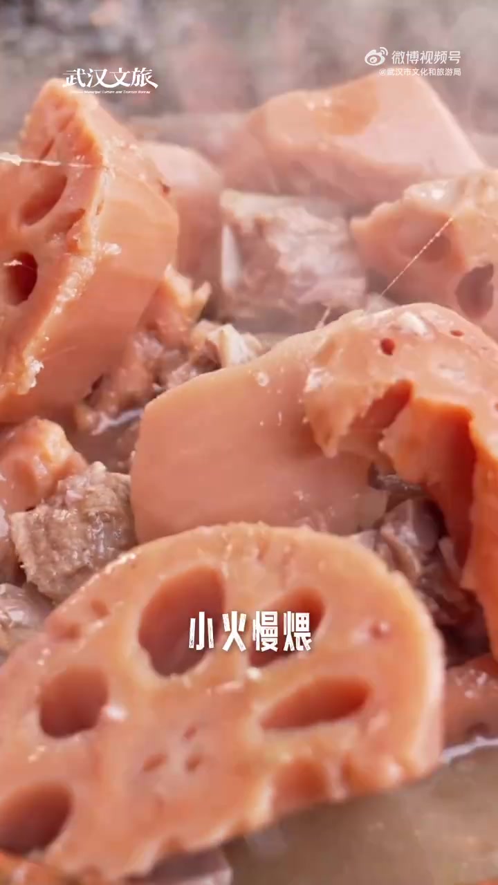 「雷军也爱的湖北家乡味藕汤」雷总!喝藕汤当然要用武汉特有的铫子,小火慢煨,香气满屋,一口下