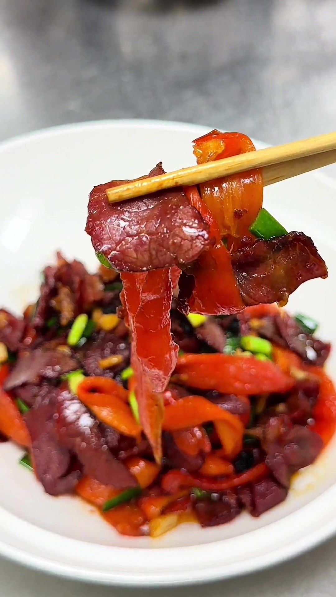 烧辣椒炒腊牛肉,做法简单,在家也能炒出这样的味道,下酒下饭不错